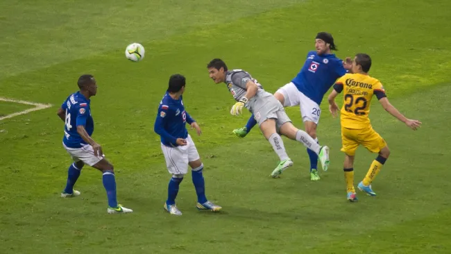 Moisés Muñoz sobre el gol ante Cruz Azul: “En mi cabeza estaba rematar el balón como sea”