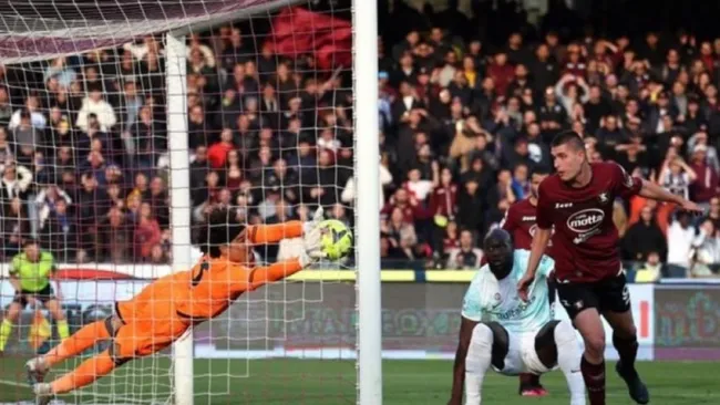 Ochoa se despidió de Salernitana 