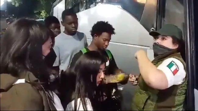 La gente de origen extranjero fue llevada a varias oficinas de migración.