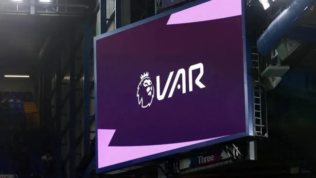 Premier League decide mantener el VAR para la temporada 24/25