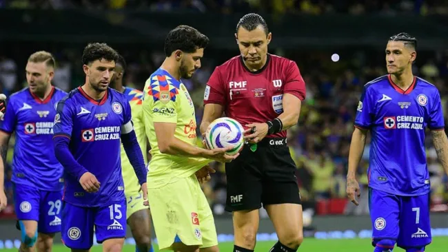 Henry Martín, antes de cobrar el penalti que le dio el título a América vs La Máquina