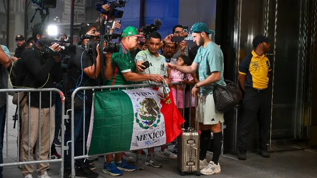 Decenas de aficionados reciben al Tri en su llegada a Houston