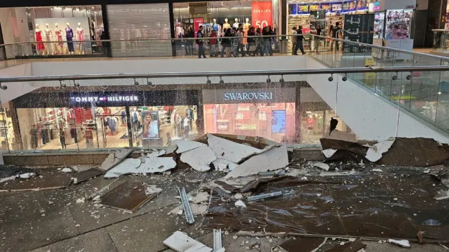 El techo de la plaza comercial cesó Parque Lindavista