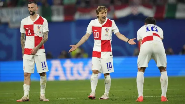 Luka Modric se va molesto con el arbitraje en el juego ante Italia: 'No sé de dónde sacó 8 minutos'