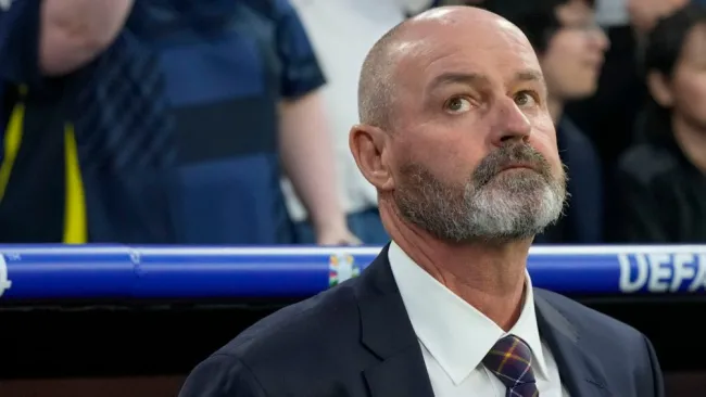 Steve Clarke, DT de Escocia, explota contra árbitro argentino Facundo Tello: ¿Por qué no está en su país?