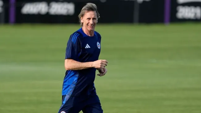 Gareca dirigiendo un entrenamiento de Chile