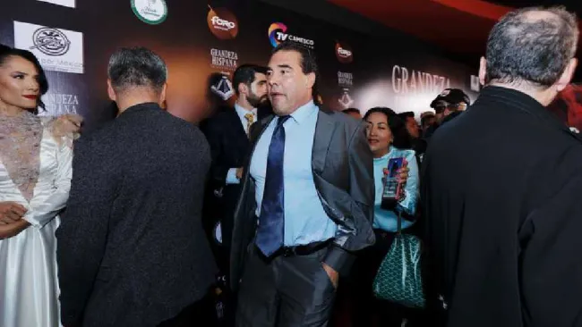 Eduardo Yáñez le quita el celular a reportera porque no le gustaron sus preguntas 