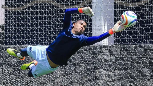 Kevin Mier, portero de Cruz Azul, durante un entrenamiento celeste