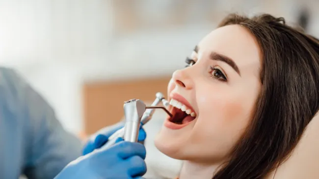 Dentista asegura que no es necesario ir hacerse una limpieza dental 
