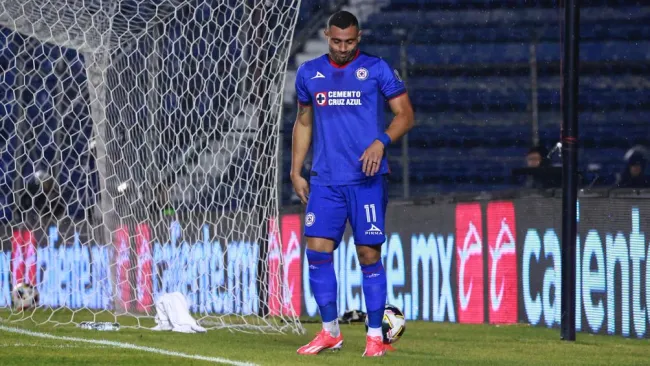 Giorgios Giakoumakis sale tocado en su debut con Cruz Azul