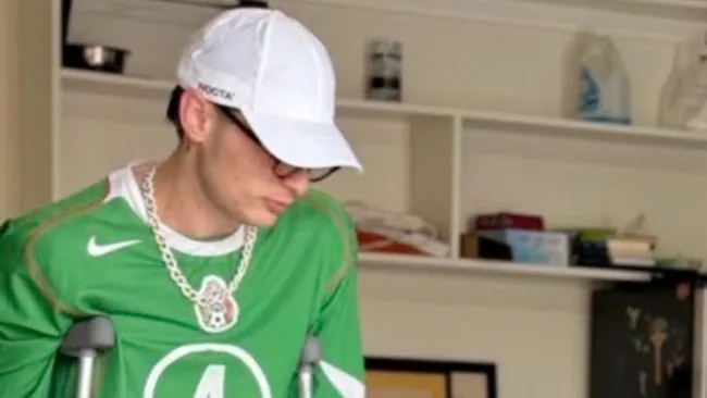 Peso Pluma posando con la playera de Rafa Márquez