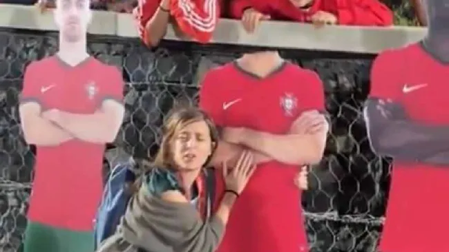 ¡No lo quieren! Aficionados portugueses destruyen figura de cartón de Joao Félix