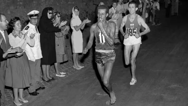 El maratón de Abebe Bikila en Roma 1960: Una victoria descalza que hizo historia