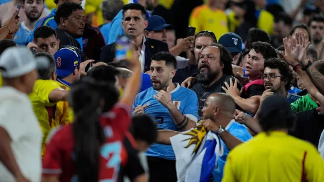 Jugadores uruguayos se enfrascaron con aficionados de camino al vestidor