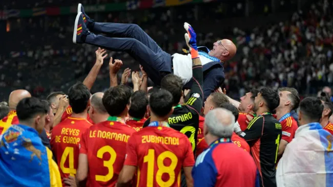 De La Fuente celebrando la Eurocopa con España