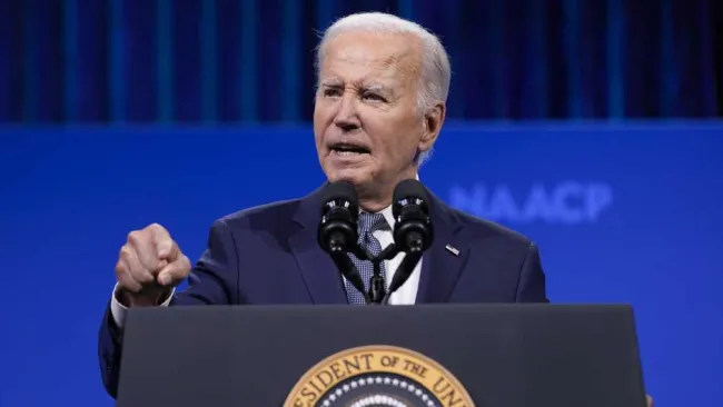 Joe Biden olvida nombre de su Secretario de Defensa y lo llama el “hombre negro” 