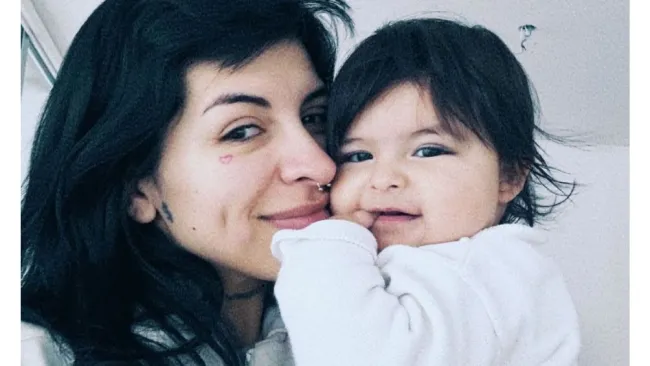 Cazzu no quiere que su hija, Inti, sea mexicana