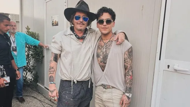 Johnny Depp y Christian Nodal se encontraron en backstage y posaron para una foto