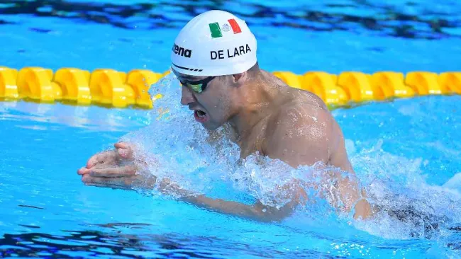 Miguel de Lara, nadador mexicano, fue descalificado en los 100m pecho