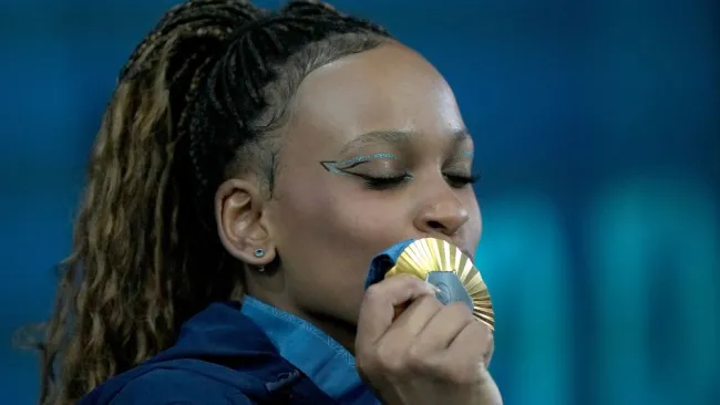 Rebeca Andrade celebra su medalla de oro