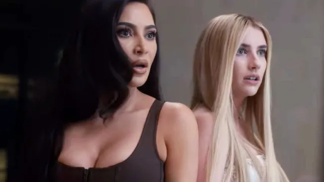 Kim Kardashian y Emma Roberts en American Horror Story