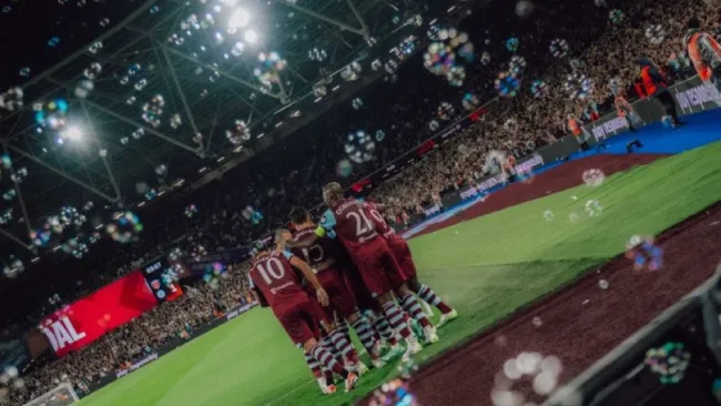 “I'm Forever Blowing Bubbles”: El histórico cántico del West Ham cada que salta a la cancha 