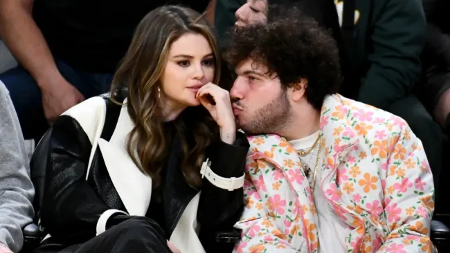 La cantante podría estar comprometida con su novio Benny Blanco, levanta sospechas en su red social