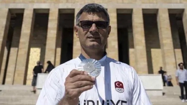 Yusuf Dikeç el medallista olímpico turco que se ha vuelto sensación mundial