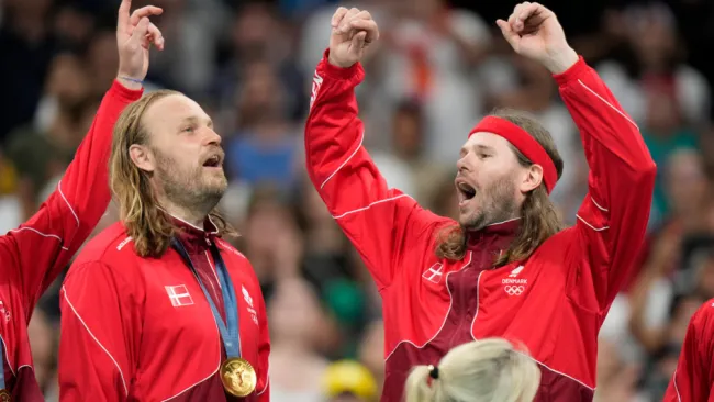 ¡A lo grande! Dinamarca celebra con cervezas en el vestidor el oro en balonmano