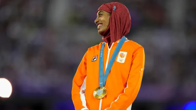 Sifan Hassan recibe la última medalla de oro de París 2024 portando su hiyab en el podio