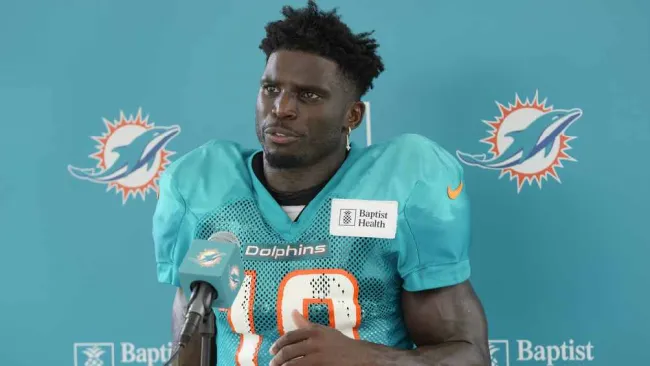 Tyreek Hill respondió a comentarios de Noah Lyles y lo retó a una carrera: 'Le ganaría'