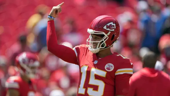 Patrick Mahomes rompe las redes sociales al lanzar un pase de espaldas