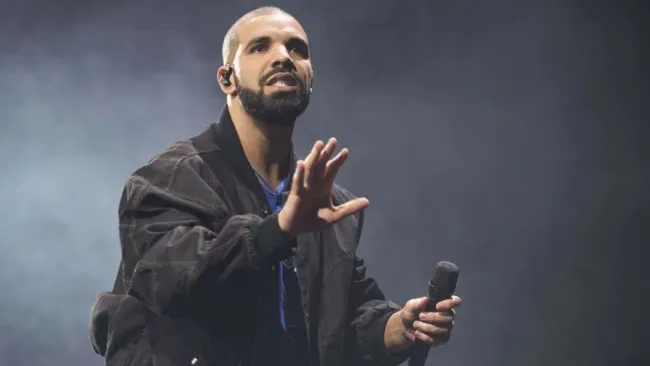 Drake volvió a perder una apuesta y 'saló' a Adesanya