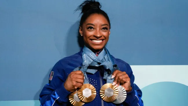 Restaurante en Chicago sorprende a Simone Biles con un menú especial