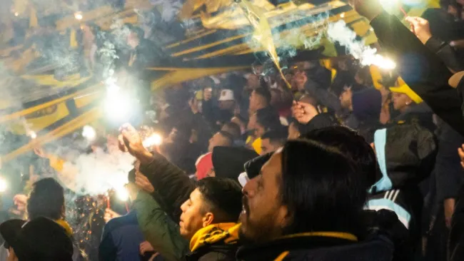 Aficionados le queman auto a un jugador 