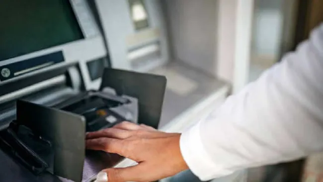 ¡Evita robos! Así puedes detectar un cajero automático con trampa 