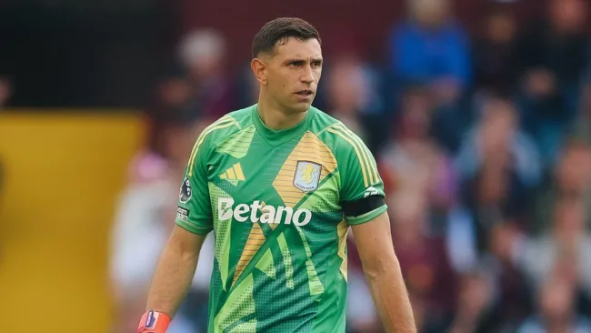 'Dibu' Martínez comete error ante Arsenal y 'Pollo' Ortiz se burla