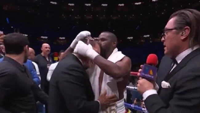 Abrazo entre Mayweather Jr. y Julio César Chávez 