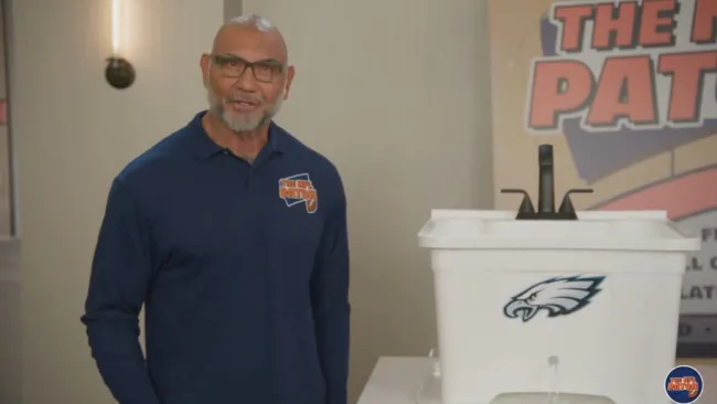 ¡Joyita! Batista aparece en divertido comercial del 'NFL Patch'