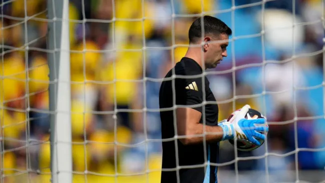 Periodistas Deportivos de Colombia exigen sanción para 'Dibu' Martínez tras agredir a camarógrafo