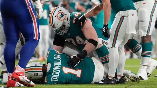 Tagovailoa se estrelló con Hamlin y sufrió una conmoción