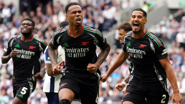 Gabriel y el Arsenal celebran el gol de la victoria ante los Spurs