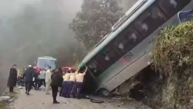Reportan cuatro turistas mexicanos lesionados luego de que un camión volcó en Machu Picchu, Perú