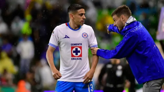 Camilo Cándido y Willer Ditta intentan tiro de los hermanos Korioto 