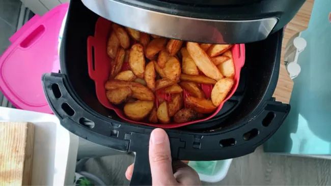 ¿Es peligroso cocinar con la freidora de aire? Aquí te contamos lo que puedes contraer