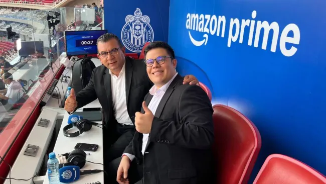 ‘Cántalo’ Camacho, el narrador que inició narrando tercera división y hoy relata a Chivas en Prime Vídeo 