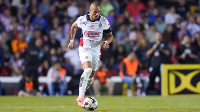 Chicharito celebra "primer título" con Chivas