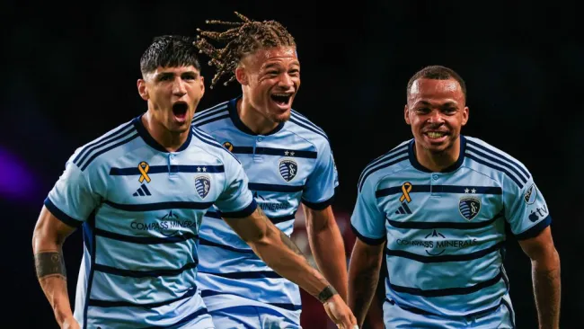 El delantero mexicano festeja uno de sus goles