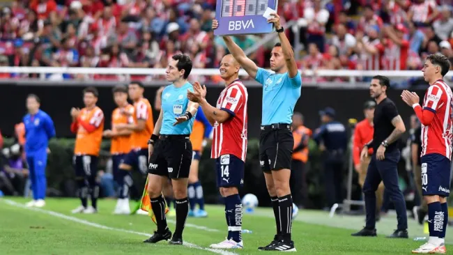 'Chicharito' Hernández le 'cede' ovación a Armando González en el partido frente a León