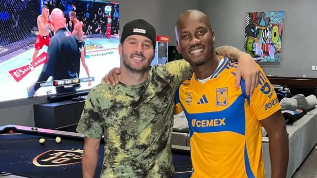 Didier Drogba presume playera de Tigres junto a André-Pierre Gignac